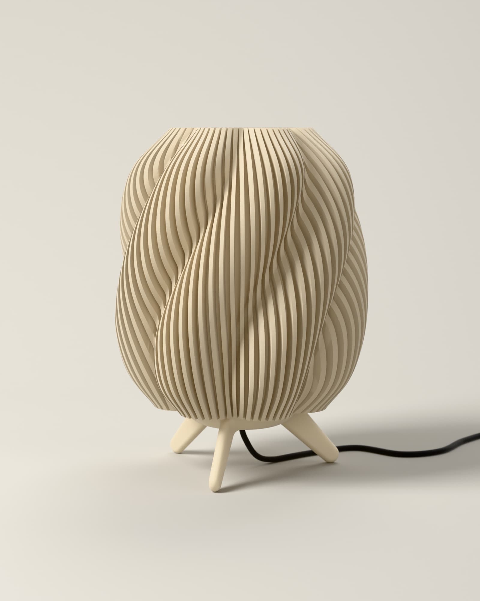 Swirl-lamp in Zand overdag: de lamp is uit, zacht daglicht op de gedraaide ribbels