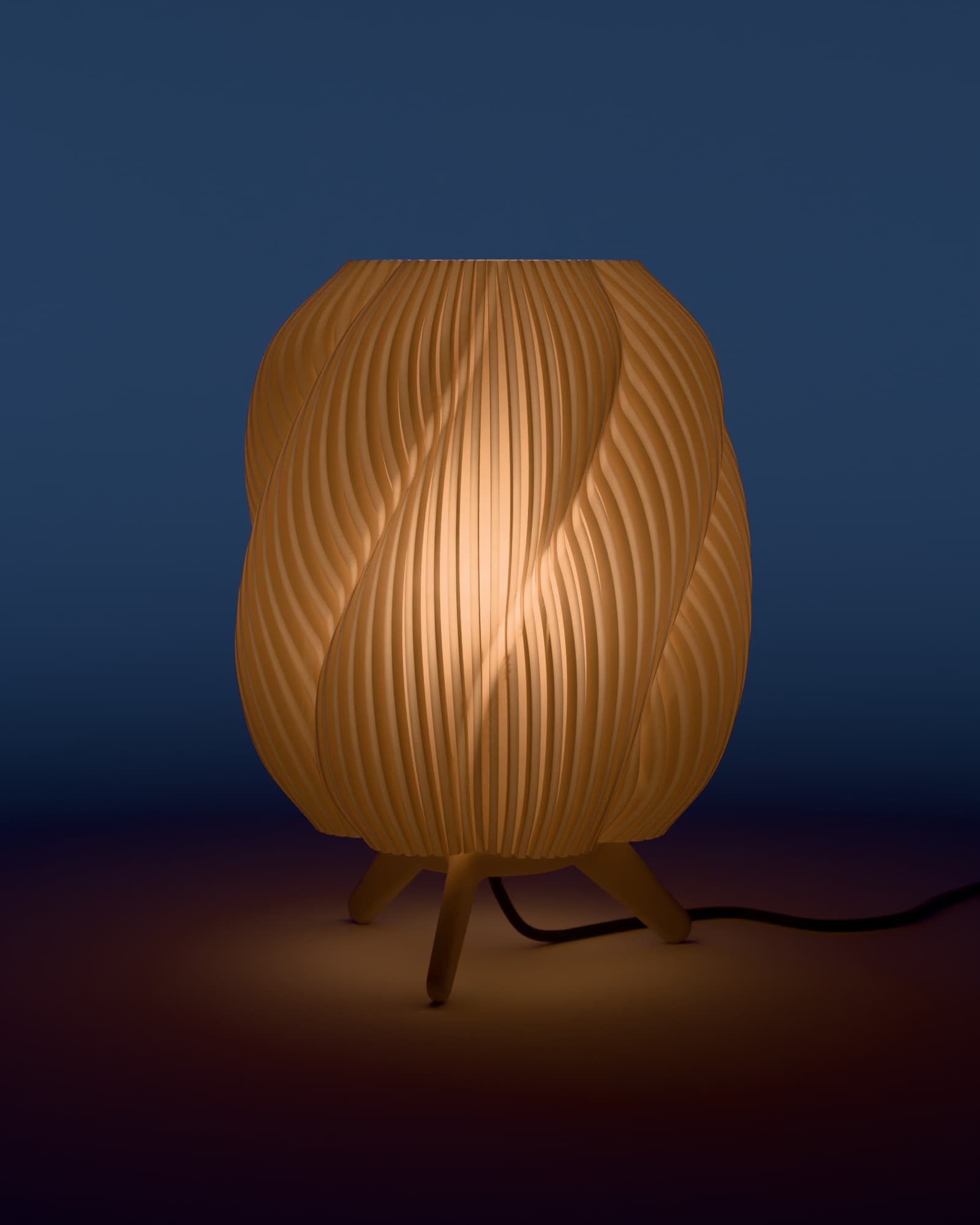 Dezelfde lamp 's avonds: aan, de kap gloeit warm door de ribbels