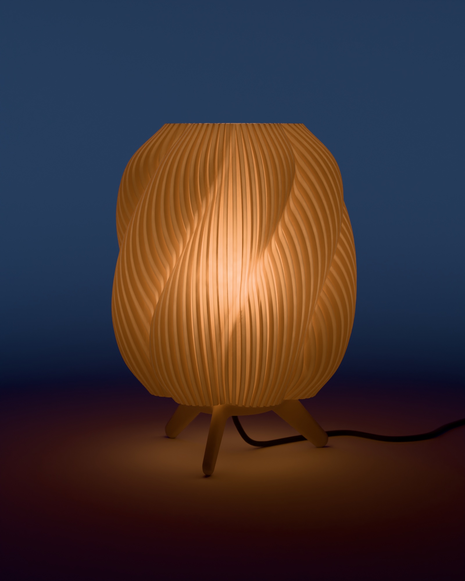 Dezelfde lamp 's avonds: aan, de kap gloeit warm door de ribbels