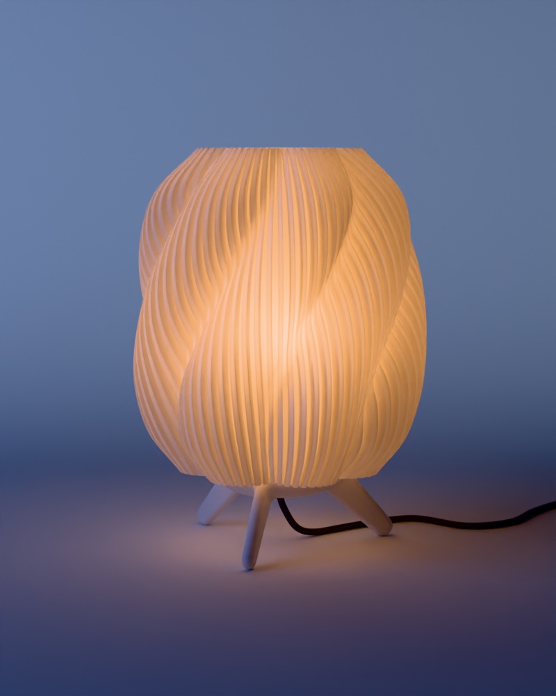 Swirl-lamp in Maan gaat aan in het blauwe schemerlicht: koel licht van buiten, warme gloed binnen