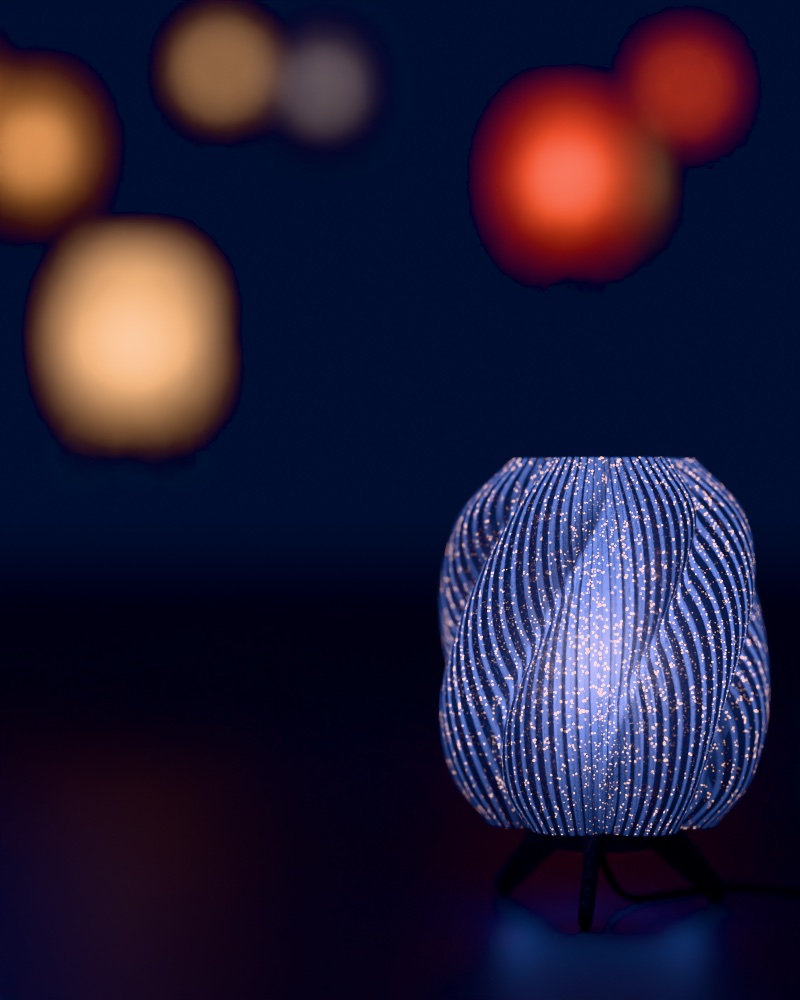 Swirl-lamp in Sterrenstof scherp vooraan, met gouden sterretjes in de kap; verder in de kamer gloeien lampen in Maan, Zand, Dageraad en Nevel onscherp als sterren
